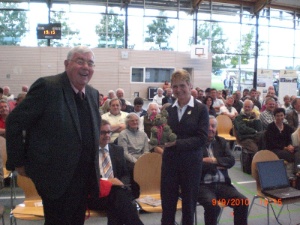 Bürgermeister Roland Ströbele überreicht Staatssekretärin Friedlinde Gurr-Hirsch einen Heubär (zum vergrößern, Bild anklicken)